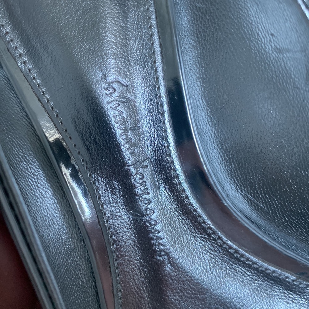 ❌sold❌ Authentic Ferragamo Viva leather silver mirror flats - Picture 11 of 17